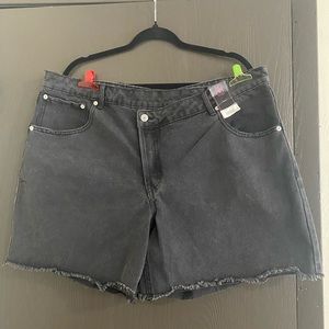 No boundaries crossover black denim shorts, size 21